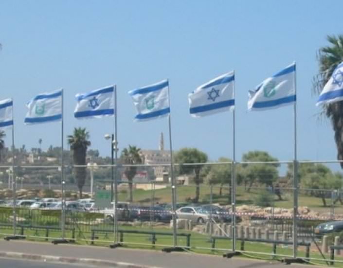 דגלול המוצמד לגדר הפרדה