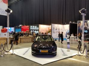 תצוגת רכבים - רצפה צפה