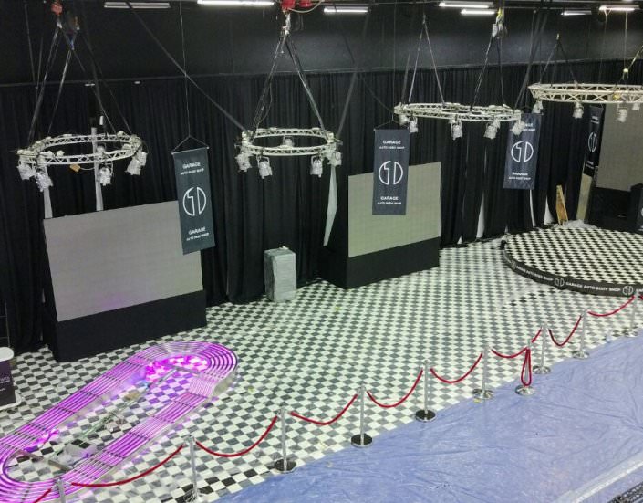 מתחם מעוצב לתצוגת רכב