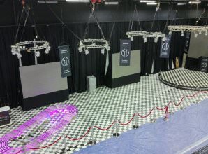 מתחם מעוצב לתצוגת רכב