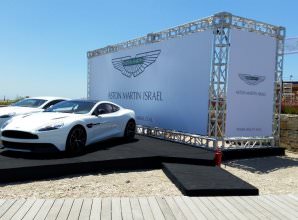 במות חיצוניות תצוגה לרכבים