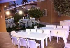 כסאות קפה סביב שולחן אבירים